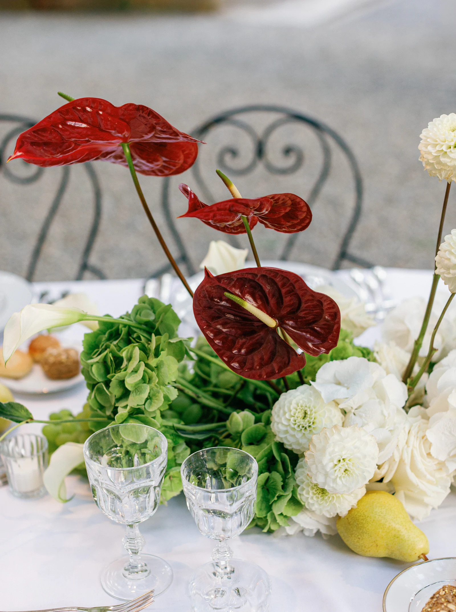 Red anthurium and green hydrangea tablescape at a Borgo Stomennano wedding dinner, Chianti