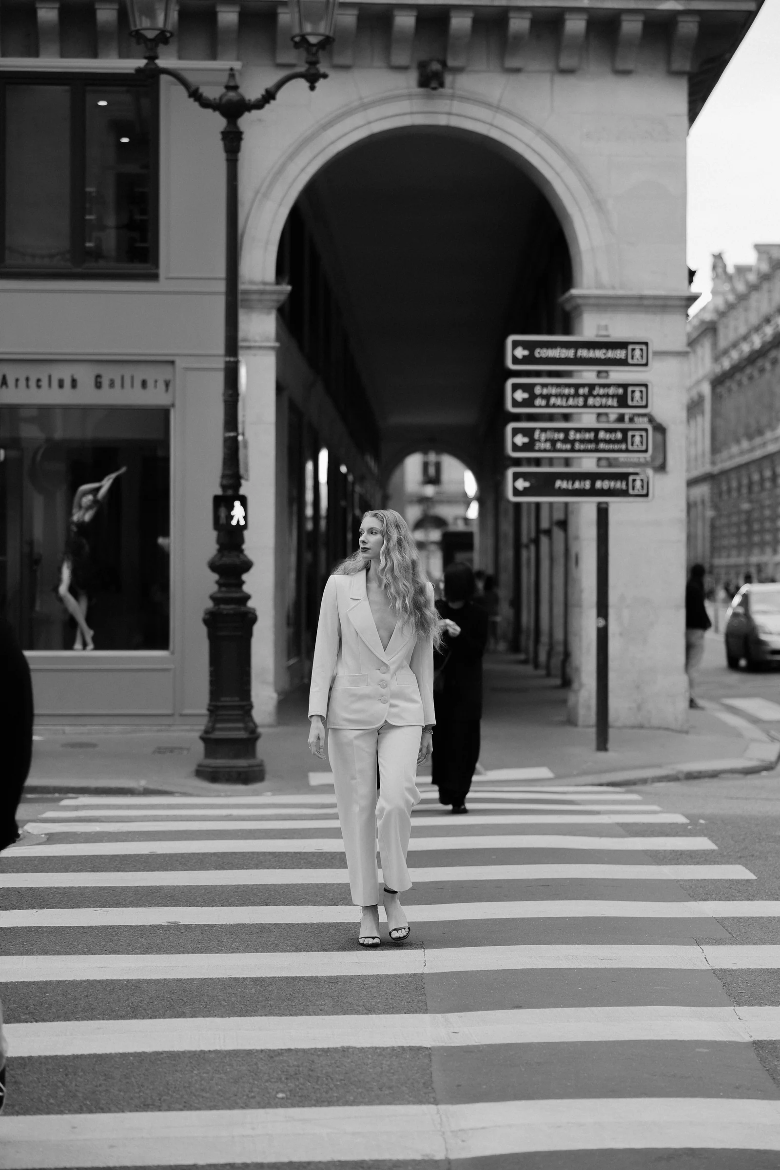 Bride crossing a Paris street under the arcade, black and white